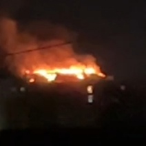 В Оренбурге пожарные тушат возгорание в многоквартирном доме: 220 человек эвакуировано, один травмирован