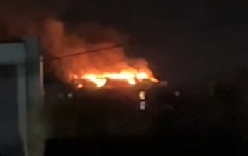 В Оренбурге пожарные тушат возгорание в многоквартирном доме: 220 человек эвакуировано, один травмирован