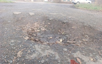 Яма у жилого дома в Оренбурге обошлась управляющей компании в 145 тысяч рублей