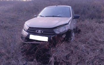 В Бугурусланском районе женщина на скорости опрокинула ВАЗ в кювет