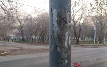 Часть ответственности за ржавые столбы в центре Оренбурга мэрия переложила на региональные власти