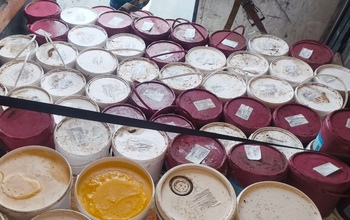 На границе Оренбуржья задержана фура с 41 т меда в таре из-под майонеза