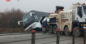 На Загородном шоссе в Оренбурге автобус съехал в кювет