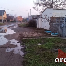 В оренбургском поселке имени Куйбышева три месяца течет вода из поврежденного водопровода, но ремонт делать некому