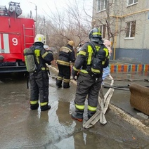 В Орске на пожаре на улице Ялтинской спасли 3-х человек 