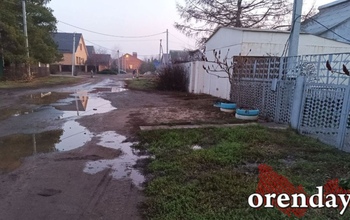 В оренбургском поселке имени Куйбышева три месяца течет вода из поврежденного водопровода, но ремонт делать некому