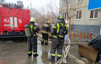 В Орске на пожаре на улице Ялтинской спасли 3-х человек 