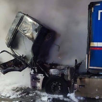 Минувшей ночью в Оренбурге загорелся КАМАЗ Почты России