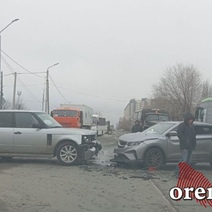 В Оренбурге на улице Мира образовался затор из-за ДТП между зеленым автобусом и легковыми автомобилями