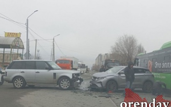 В Оренбурге на улице Мира образовался затор из-за ДТП между зеленым автобусом и легковыми автомобилями