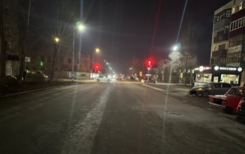 В Бузулуке на тротуаре под колеса Opel Astra попала 17-летняя девушка