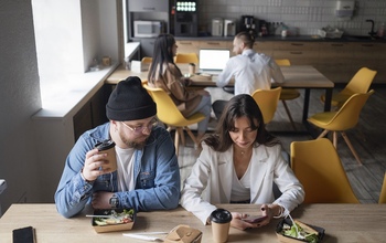 Клиенты Билайна чаще всего заходят на маркетплейсы во время обеда