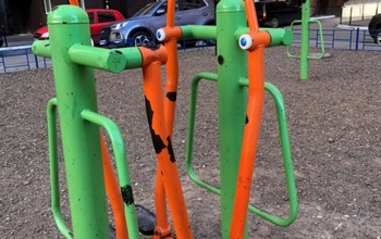 За травму на детской площадке в Оренбурге с управляющей компании взыскали 200 тысяч рублей