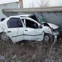 В Оренбурге водитель-новичок протаранил бетонный забор на улице Рокоссовского