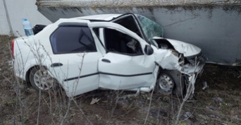 В Оренбурге водитель-новичок протаранил бетонный забор на улице Рокоссовского