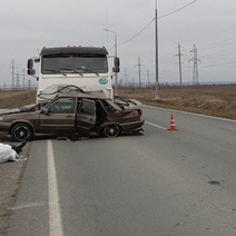 Смертельное ДТП: под Новотроицком ВАЗ залетел под КамАЗ (18+)