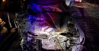 В Оренбуржье при столкновении грузовика с легковым автомобилем пострадали два человека