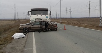 Смертельное ДТП: под Новотроицком ВАЗ залетел под КамАЗ (18+)