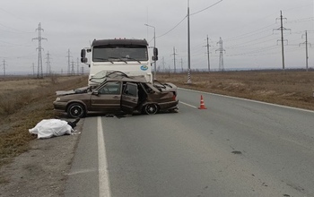 Смертельное ДТП: под Новотроицком ВАЗ залетел под КамАЗ (18+)