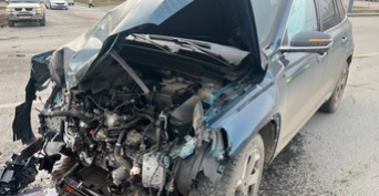 В Оренбурге на проспекте Гагарина дорогу не поделили Geely Monjaro и Chery