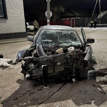 В Бузулуке автомобиль врезался в бордюрный камень и протаранил магазин