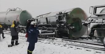 Три цистерны с пропан-бутаном сошли с рельсов в Оренбуржье