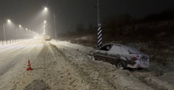 В Оренбургском районе «Лада» слетела в кювет и врезалась в опору ЛЭП