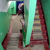 В Оренбурге девушка украла из подъезда детскую коляску, чтобы отдать ее беременной матери