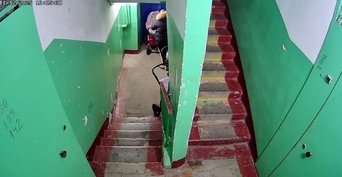 В Оренбурге девушка украла из подъезда детскую коляску, чтобы отдать ее беременной матери