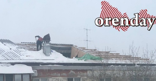 Бузулучане возмущены капремонтом кровли, который ведётся во время метели