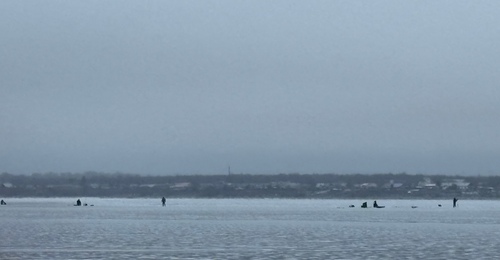 В Оренбуржье на опасную зимнюю рыбалку выходят любители посидеть с удочкой