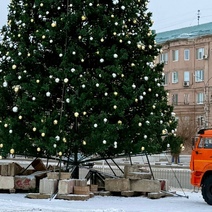 В Орске вандалы пытаются украсть Новый год