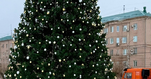 В Орске вандалы пытаются украсть Новый год