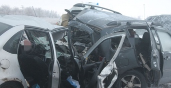 Под Соль-Илецком в страшном ДТП погибли три человека, еще двое направлены в больницу (18+)