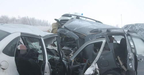 Под Соль-Илецком в страшном ДТП погибли три человека, еще двое направлены в больницу (18+)