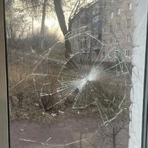В Медногорске подростки дорожной плиткой разбили окно пенсионерке