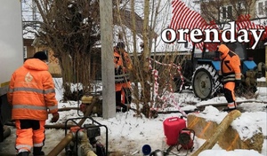 В Оренбурге из-за аварии на водоводе затапливает дорогу и подвалы многоэтажки