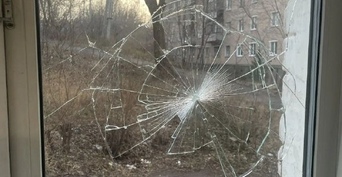 В Медногорске подростки дорожной плиткой разбили окно пенсионерке