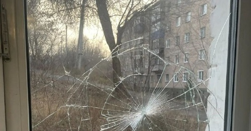 В Медногорске подростки дорожной плиткой разбили окно пенсионерке