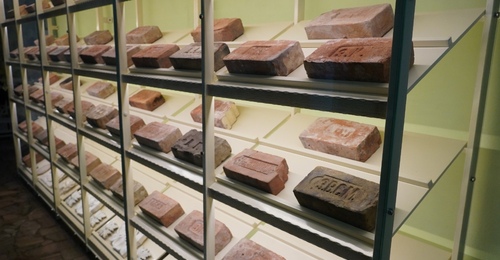 В Оренбурге открылась выставка, позволяющая «прочитать» историю города по кирпичам