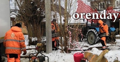 В Оренбурге из-за аварии на водоводе затапливает дорогу и подвалы многоэтажки