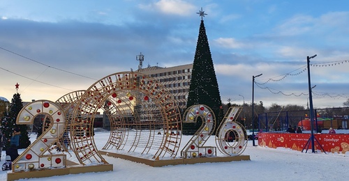 Ледовые горки, елка и фотозоны: новогодний городок в Оренбурге открыт