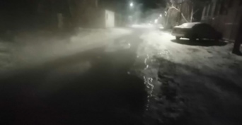 В Орске на месте утечки воды в Старом городе током убило собаку