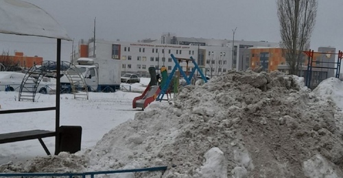 В Оренбурге детские площадки становятся полигонами для складирования снега