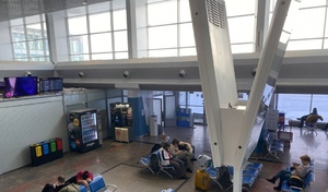 Пассажиры ждут свои рейсы в аэропорту Оренбурга