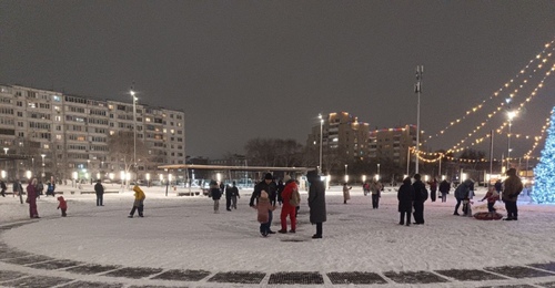 В Оренбурге начали открывать елки: вместо Деда Мороза горожане увидели... пони