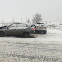 В Оренбурге снег помешал разъехаться двум автомобилям, пострадали четыре человека
