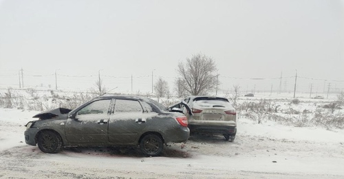В Оренбурге снег помешал разъехаться двум автомобилям, пострадали четыре человека