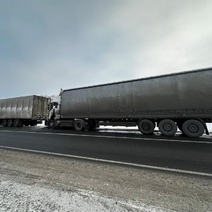 В Северном районе автомобиль Scania догнал большегруз Sitrak