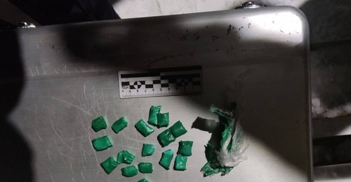 В Новотроицке полицейские с поличным задержали двух местных жителей с крупной партией героина